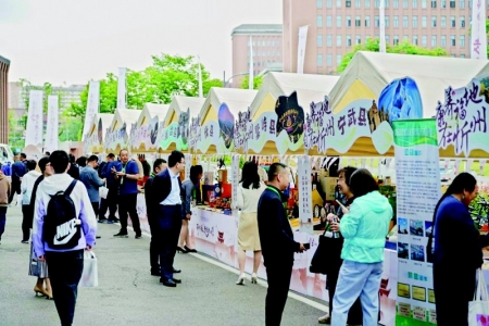           师生参观展台 图片由忻州市文化和旅游局提供        