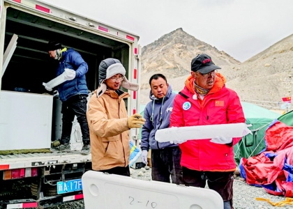 <br>              在珠峰登山大本营，中科院西北生态环境资源研究院副院长康世昌查看从珠峰海拔约6500米处钻取的冰芯样品（5月22日摄）。<br>新华社记者 孙非 摄<br><br><br>        