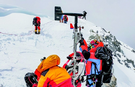 <br>          　科考登顶队员在珠峰海拔约8830米处维护升级自动气象站（5月23日摄）。 新华社特约记者 拉巴 摄<br><br>        