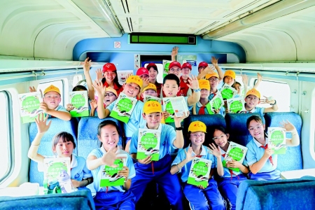 <br>          孩子们在轻松的氛围中牢记学到的铁路安全知识 图片由山西大秦物流有限公司团委提供<br><br>        