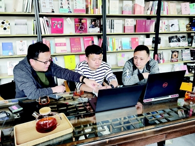 <br>          刘晓伟（左）与舞蹈编导和舞美研讨<br><br>        