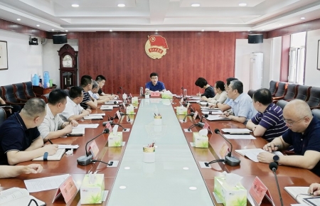           6月30日上午，团省委召开领导班子理论学习中心组（扩大）学习会议，传达学习了习近平总书记在同团中央新一届领导班子成员集体谈话时的重要讲话精神。        