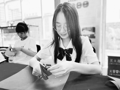           “返家乡”大学生体验剪纸 图片由团娄烦县委提供        