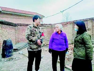           卫柯（左一）表示，要立志做新时代好青年。 图片由受访者提供        