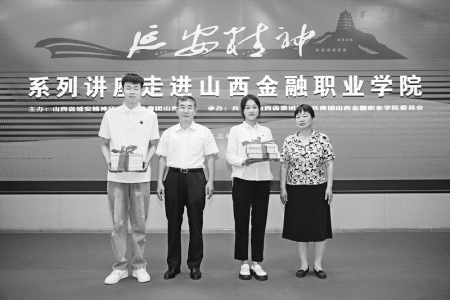           山西省延安精神研究会向青年赠阅读物 本报记者 胡远嘉 摄        