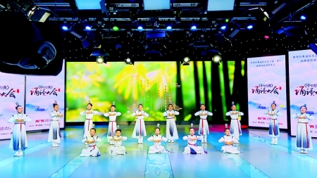           童声嘹亮诵经典        