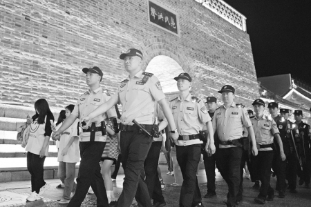           太原市公安机关全警动员、全面出击，守护群众安全。        