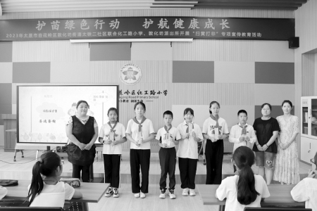           发放“绿书签” 本报记者 康乐 摄        