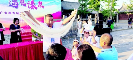           面食表演 本报记者 任小芳 摄        