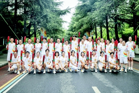           成都大运会火炬传递在800名火炬手的接力下圆满完成本报记者 胡远嘉 图        