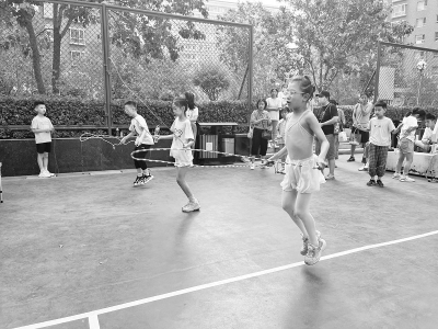           孩子们各显“绳”通，尽享运动带来的乐趣。 图片由团太原市小店区委提供        