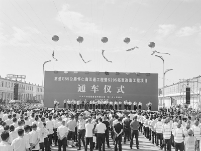           通车仪式现场 本报记者 庞勇 摄        