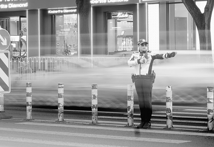           身着新式警用骑行服的长治交警女子中队正式亮相长治街头 本报记者 刘琴 摄        