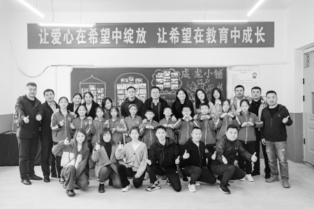           “成龙小铺”为青少年带来实实在在的福利        