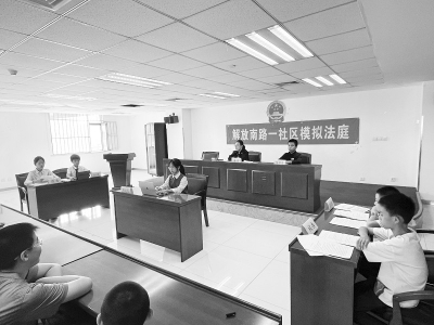           学生体验庭审 图片由太原市迎泽区融媒体中心提供        