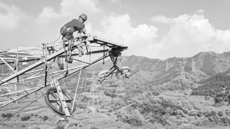           防冰改造工程作业现场，电力工人正在进行高空作业。 王浩 摄        