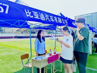           校园招聘深受学生欢迎        