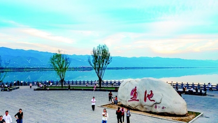          盐湖观景台        