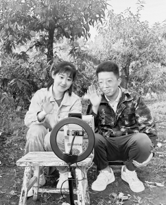           直播助农销售 本报记者 康乐 摄        