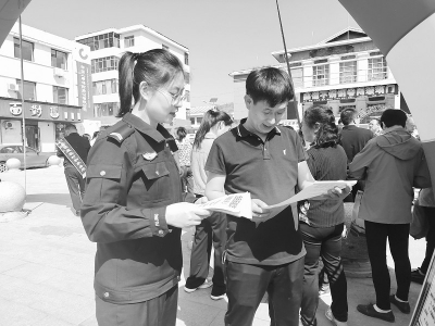           刘璐深入社区，为居民进行反诈骗宣传。图片由太原市公安局提供        