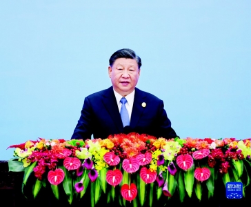               10月18日上午，国家主席习近平在北京人民大会堂出席第三届“一带一路”国际合作高峰论坛开幕式并发表题为《建设开放包容、互联互通、共同发展的世界》的主旨演讲。 新华社记者 王晔 摄        