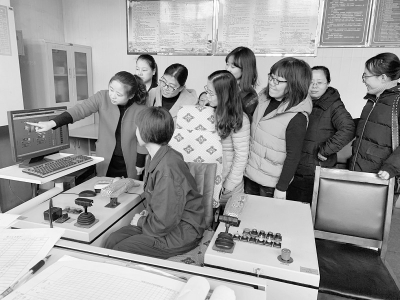           建设“学习型”青年文明号 通讯员 王鹏 摄        