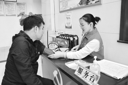           为职工提供“健康服务” 本报记者 刘琴 摄        