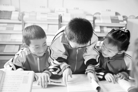           ▲山西省吕梁市临县双塔小学的孩子们在阅读图书。        