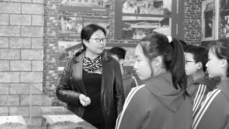           　　　　▲山西省吕梁市临县县委党史研究室主任张海红为双塔小学的孩子们讲述红色故事。        