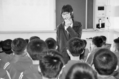               ▲山西省儿童文学作家黄亚琴为双塔小学的学生进行公益课讲座。        