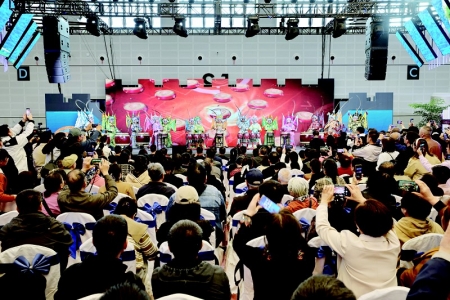           太原推介会现场吸引众多游客围观        