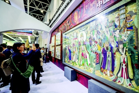           大同展馆展示堆锦手工艺品        