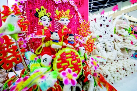           文创展厅展示巨型花馍        