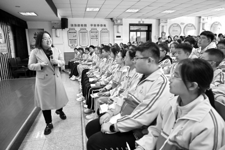           青年讲师互动式宣讲        