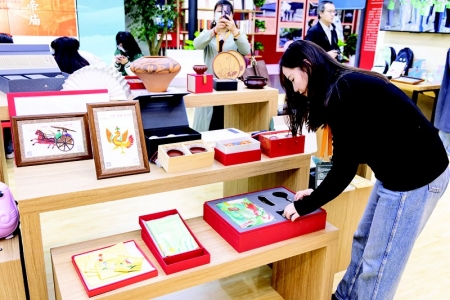           文创产品“圈粉”年轻人        