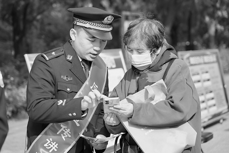           民警以案释法，提升老年人法治意识。        