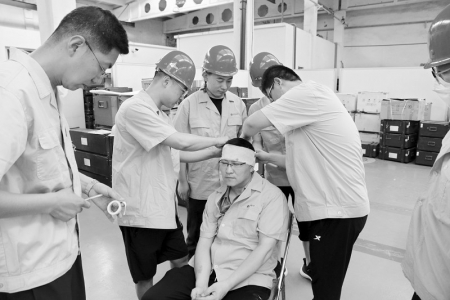           应急演练提高处置能力 图片由山西大众电子信息产业集团有限公司军品二分厂团支部提供        
