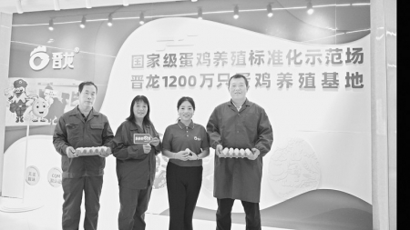           张静莹一家四口保障着每只鸡健康成长、每颗蛋新鲜营养。        