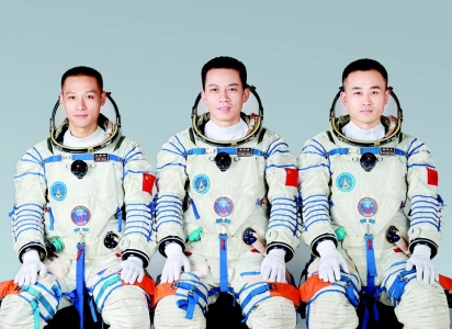           这是神舟十七号航天员汤洪波（中）、唐胜杰（右）、江新林。        