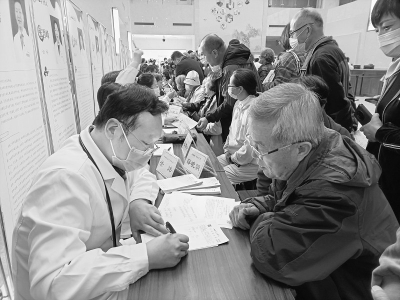           系列活动吸引众多市民参与 本报记者 刘家进 摄        