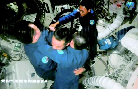           　　神舟十六号航天员乘组顺利打开“家门”，欢迎神舟十七号航天员乘组入驻“天宫”。        