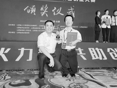           丁永茂(右)身体虽有残疾，但他从未向命运低头。 通讯员 李娟 摄        