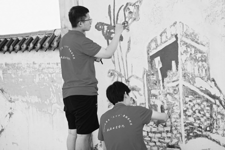           学生深入社会各领域，“听”故事、“走”乡路、“看”典型、“记”精华。 本版图片均由太原工业学院团委提供        