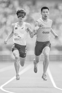           邸东东（左）参加男子400米T11级决赛 本组摄影 本报记者 胡远嘉        