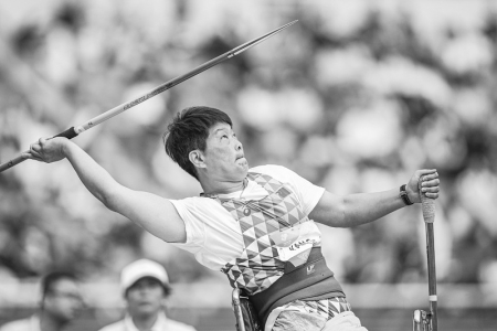               杨丽婉参加女子标枪F54级决赛        