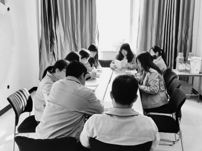          团青们分享自己喜欢的书籍 图片由汾酒团委提供        