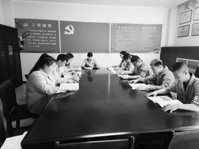           定期召开碰头会 图片由汾酒团委提供        