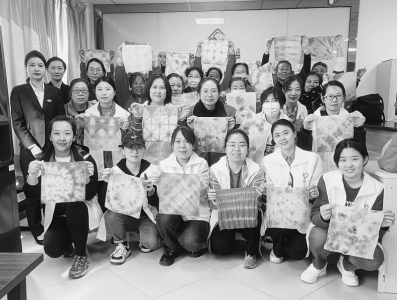           居民展示扎染作品 图片由团太原市万柏林区委提供        