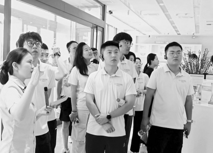           提升政治素养        