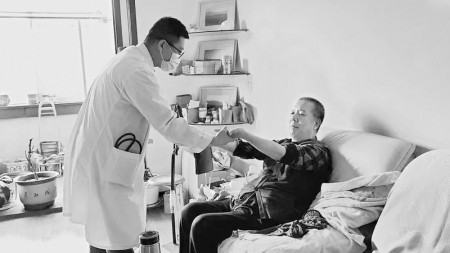           入户义诊服务居民 图片由团太原市万柏林区委提供        